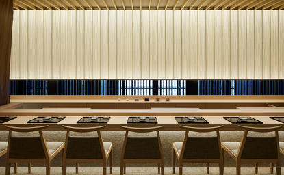 アマン東京のホテルロビーに配置された、青いアクセント付きの近代的なカウンター。