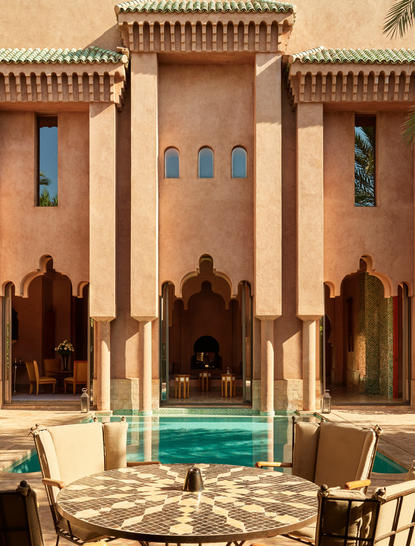安缦珍纳度假村的阿尔哈姆拉住宅正面，展示摩洛哥建筑风格的中庭、拱门和中央水池。