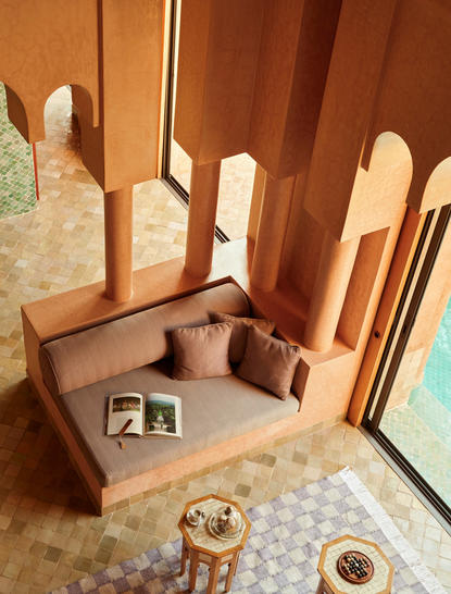 安缦珍纳度假村Al Hamra住宅的卧室，配有木制床架和自然光线。