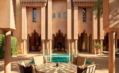 Riad marocain avec bassin central et colonnes à Amanjena, resort.