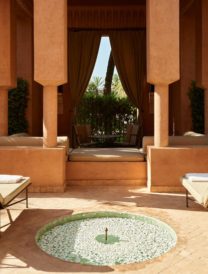 アマンジェナ リゾートのパビリオン宿泊施設、中央に円形の噴水がある柱廊の内部。