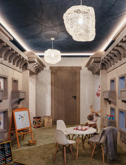 Chambre d'enfants avec plafond sombre et luminaires suspendus, Aman Le Mélézin.