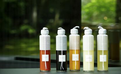 アマン京都のリゾートで展開されるジュースギフトセット、5本のボトルが一列に並んでいる。