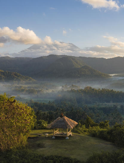 安缦丘澜度假村晨曦时分，远眺山谷晨雾景观。