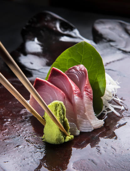 Filetti di pesce rosa su foglia verde, Amanpulo resort.