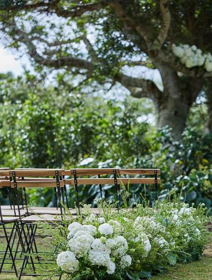 アマネムのウェディングパビリオン。白いアジサイと木製のテーブルが庭園に配置されている。