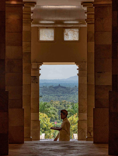 Vue sur la vallée de Borobudur depuis une galerie couverte d'Amanjiwo, resort à Bali.