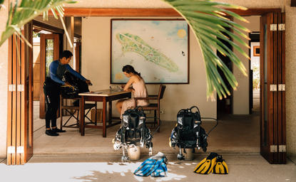 Amanpulo রিসর্টে ডাইভিং সরঞ্জাম সহ একটি খোলা প্যাভিলিয়নে প্রস্তুত ট্যাঙ্ক এবং গিয়ার।