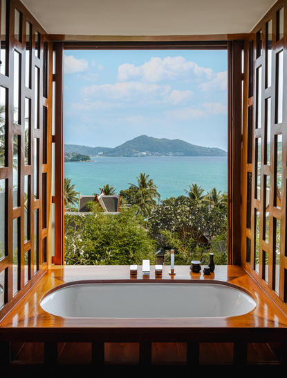 安缦璞瑞度假村浴室窗景，俯瞰热带海湾与远山。