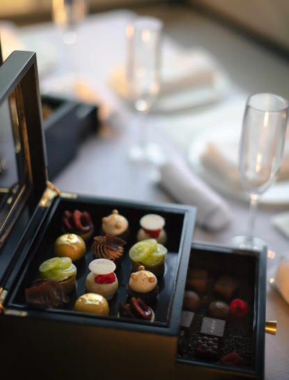 Assortiment de chocolats et de bonbons présentés dans une boîte élégante à Aman Tokyo.