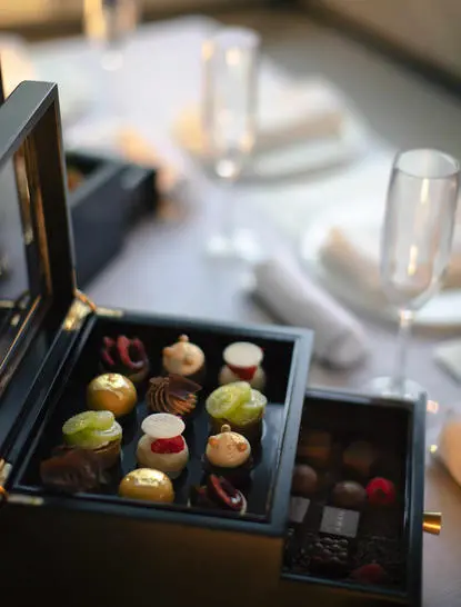 Assortimento di cioccolatini in una scatola presentata presso Aman Tokyo.
