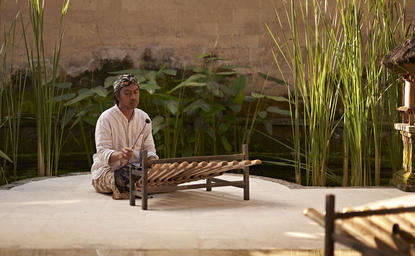 アマンダリ・リゾートでのリンディック（竹製打楽器）クラスで、講師が生徒に楽器の演奏方法を指導している。