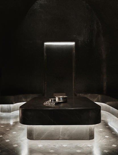 Hammam con iluminación minimalista en Aman New York, hotel spa y bienestar.