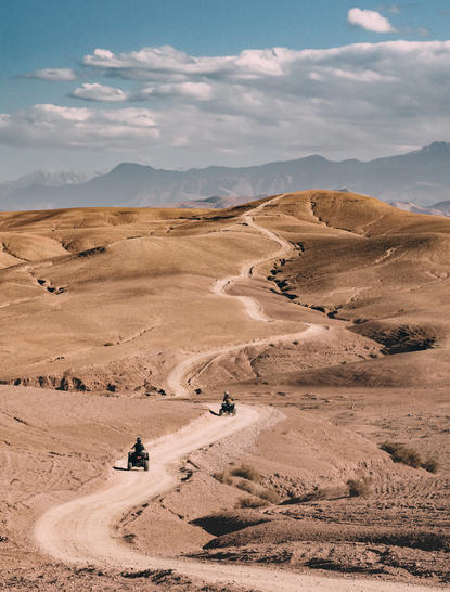 安缦珍纳度假村蜿蜒的小径穿过金色沙漠丘陵，晴空万里。