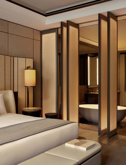 安缦纽约酒店行政套房内，米色床铺与木质衣柜相邻，柔和灯光营造宁静氛围。