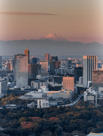 アマン東京のホテルから望む、夕焼けに染まる東京スカイラインと富士山。