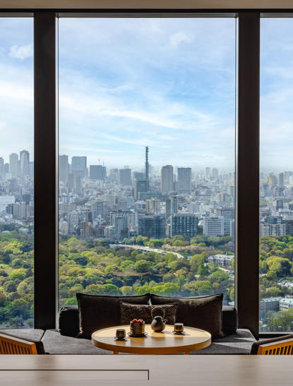 アマン東京のホテルから、東京の街並みを一望する大窓の眺め。