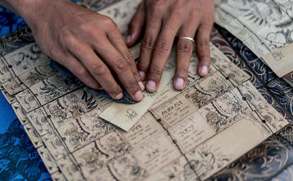 Manos sosteniendo un mapa en Amankila resort, Bali.