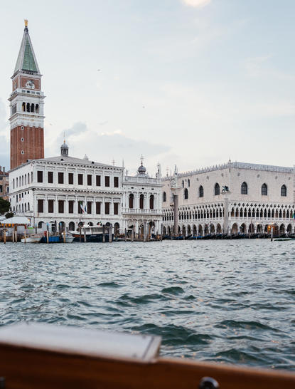 Balade en bateau vers le palais des Doges à Aman Venice, Venise.