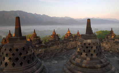 Temple bouddhiste ancien au lever du soleil à Amanjiwo, un resort en Indonésie.