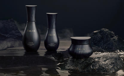 Essentials purificadores Aman en botellas negras sobre superficie oscura, Amankila resort.