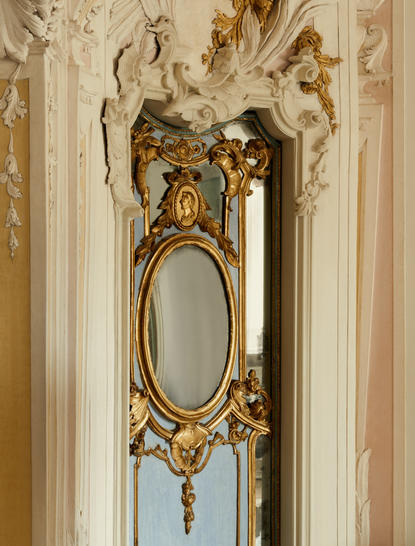 安缦威尼斯酒店Alcova Tiepolo套房卧室内镀金边框镜子，饰有精美的灰泥装饰。