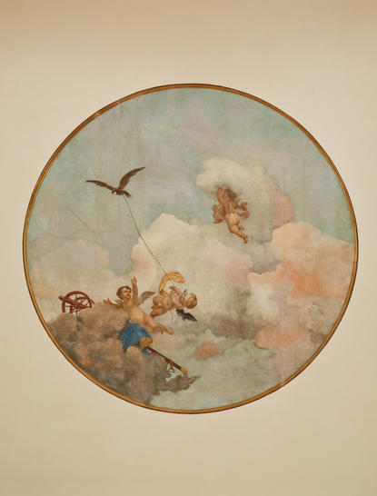 安缦威尼斯酒店客房浴室的圆形天花板壁画，描绘天使和飞鸟的古典场景。