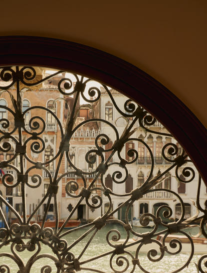 Detalle de barandilla de hierro forjado en la suite del Gran Canal del hotel Aman Venice.