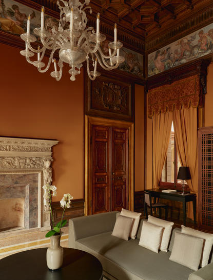 Chambre Sansovino avec cheminée en marbre et lustre en cristal à Aman Venice.