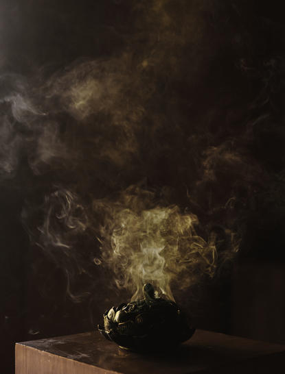 安缦丘澜度假村水疗中心，蒸汽升起的芳香草本浴盆。
