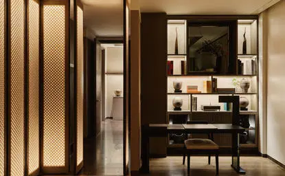 Suite d'angle avec dressing et salle de bains contemporains à l'Aman New York.