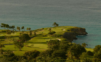 Pologne golfowa Amanera con vistas al mar turquesa y vegetación exuberante.