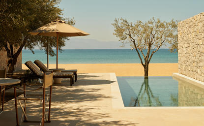 Cabane de plage avec piscine à débordement surplombant la mer Égée, Amanzoe.