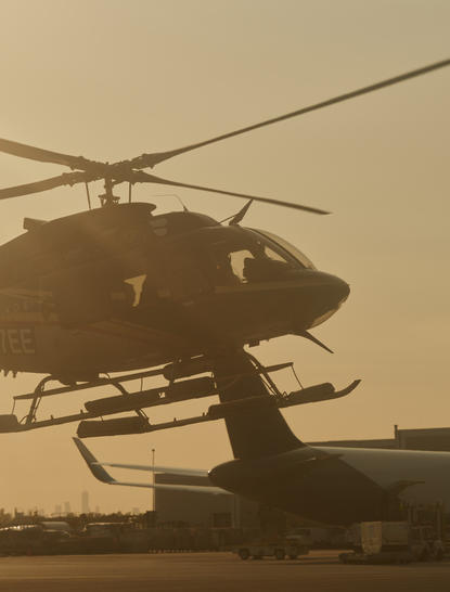 Silueta de un helicóptero militar al atardecer en Aman New York.