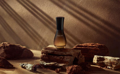 安缦奇岭度假村Sei香水瓶，周围放置皮革配饰和干花装饰。