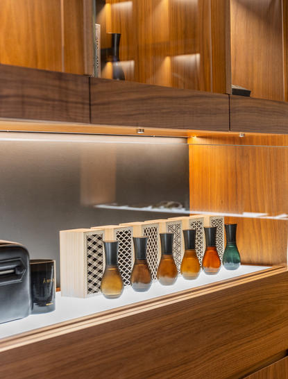 アマン ヴェニスのエッセンシャル ブティックに並ぶ香水とスキンケア製品。