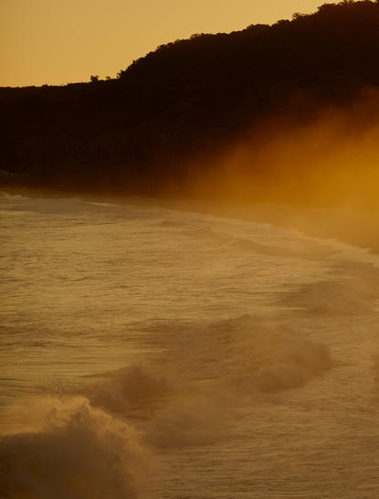 Cérémonie de guérison lunaire au coucher du soleil à Amanera, station balnéaire en République dominicaine.