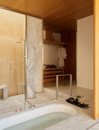 Bagno della villa Deluxe con vasca in marmo presso il resort Amanzoe.