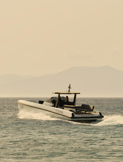 アマンゾイ リゾートの沿岸に停泊するWally One パワーボート