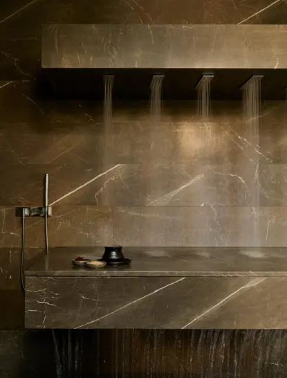 Détails du spa banya à Aman New York, avec bassin de plongée et vapeur chaude.