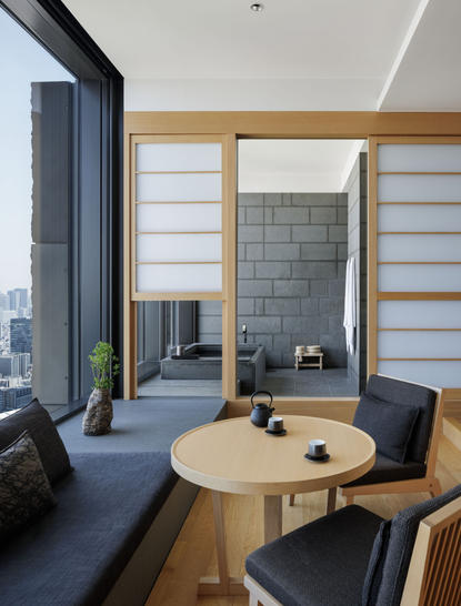 Salle de bain de la Grand Suite King vue depuis l'espace de vie, Aman Tokyo.