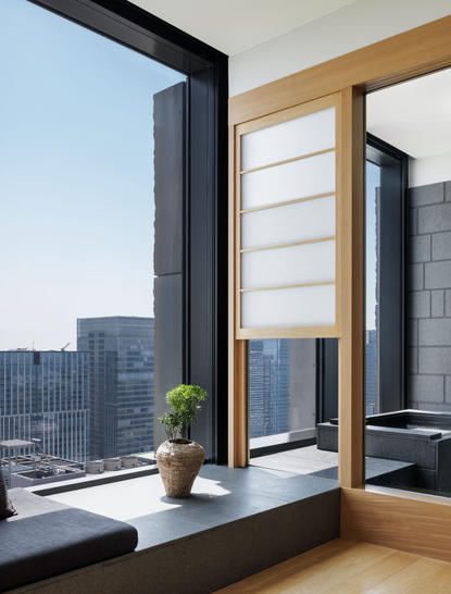 Bagno della Tokyo Suite ad Aman Tokyo con vista sulla città attraverso finestra panoramica.