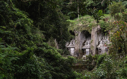 安缦黛宁度假村中古老的石雕寺庙遗迹，坐落在郁郁葱葱的丛林中。