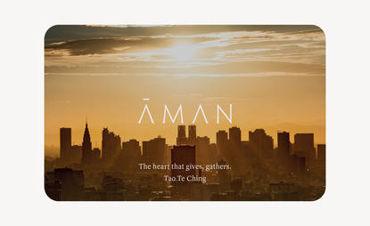 Carte-cadeau Aman avec la silhouette de Manhattan au coucher du soleil doré, Aman New York.