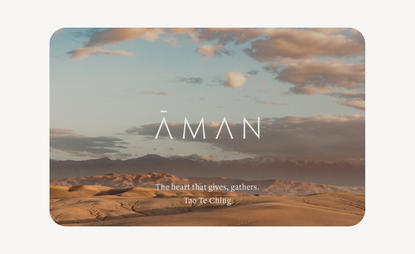 安缦奇岭度假村礼卡，卡面展示沙漠景观和日落天空。