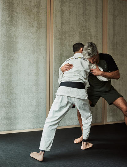 Dois praticantes de artes marciais em sessão de treinamento na Aman New York.