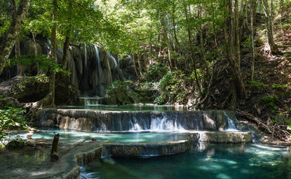 玛塔吉图瀑布清澈的翠绿水池，安缦湾澜度假村内丛林环绕。