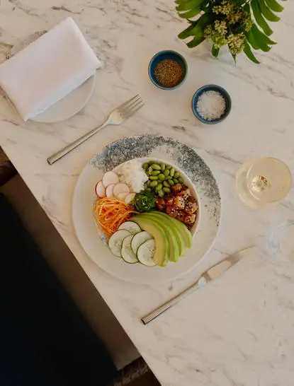 Assiette de salade fraîche servie à la terrasse du club de plage d'Amanera, en République dominicaine.