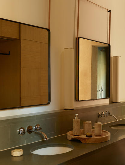 Bathroom della suite Girijaala ad Amangiri resort, con doppi lavabi in pietra, specchi incorniciati e dettagli in legno naturale.