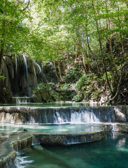 玛塔基图瀑布的层叠水流注入翠绿的池塘，安缦湾澜度假村周围丛林环绕。